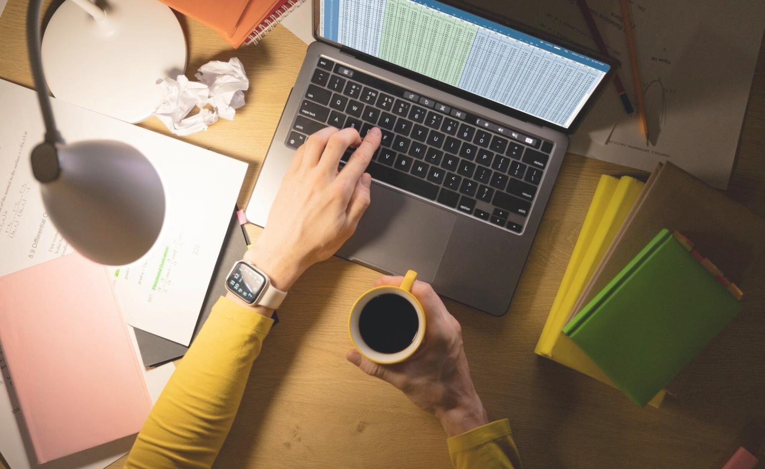 Interface de plateforme d'analyse financière moderne avec graphiques et données économiques